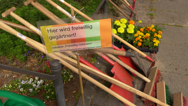 Gartengeräte und Schild