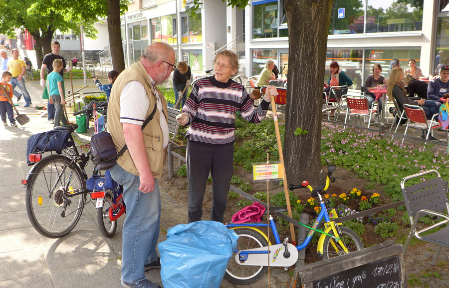 Gartengeräte und Schild