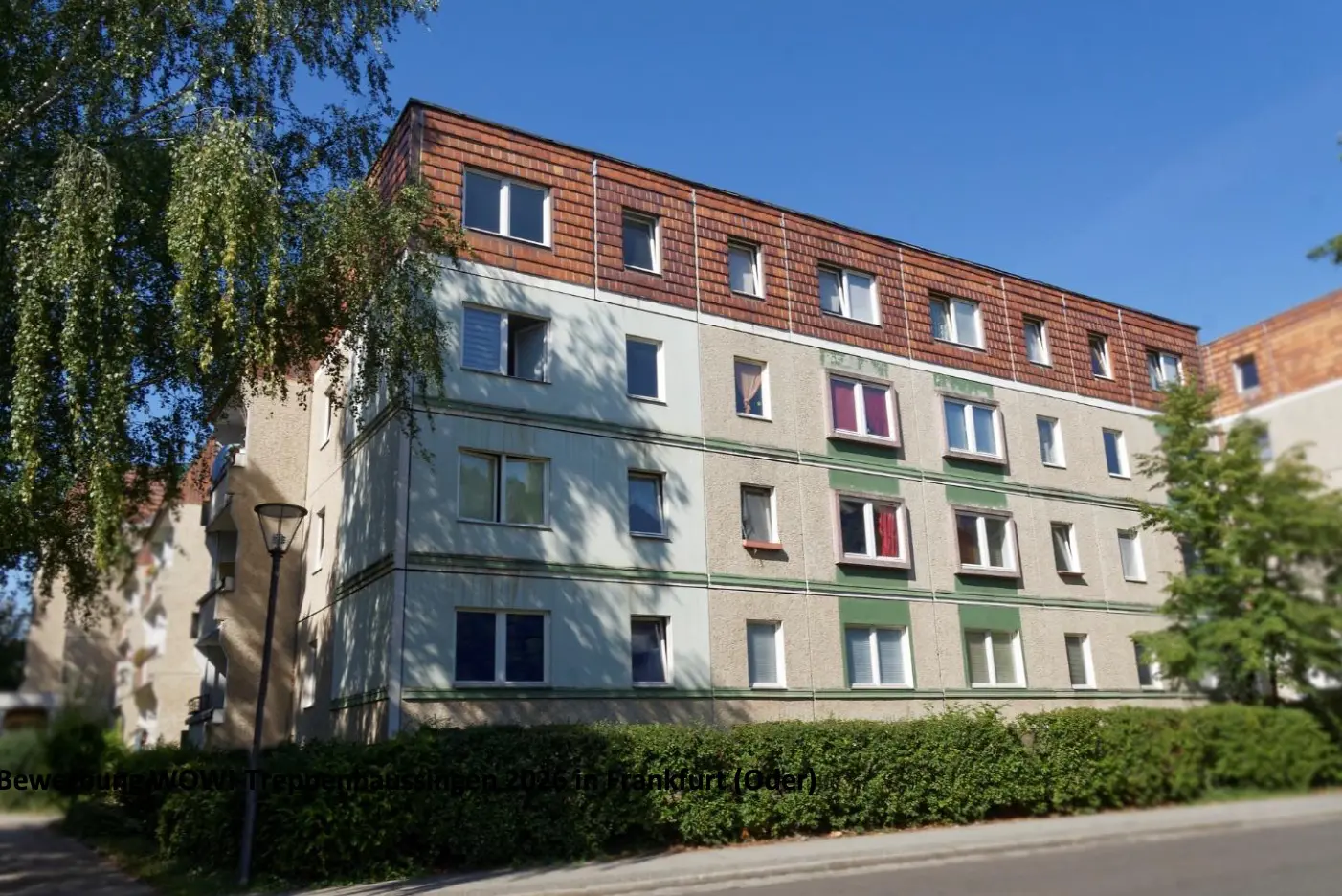 Aussansicht Schulstrasse: Mehrstöckiges Gebäude mit vielen Fenstern unter blauem Himmel. Einsatzkräfte üben.
