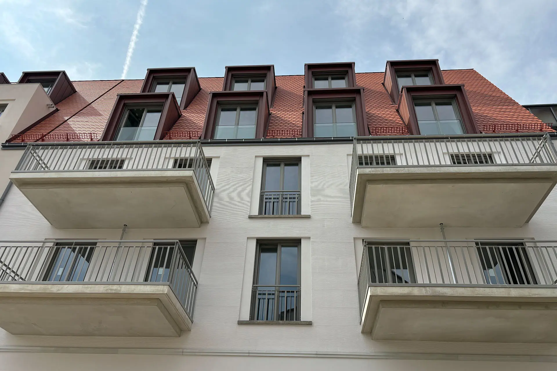 WOWI-FFO-Geschaeftshaus-Titel-1 WOWI-FFO Geschäftshaus: Fassade eines Wohn- und Geschäftshauses mit Balkonen und Dachgauben.