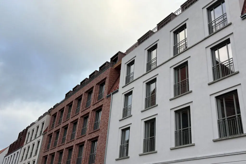 WOWI FFO Geschäftshaus: Fassade von Bürogebäude mit vielen Fenstern und Ziegelmauerwerk.