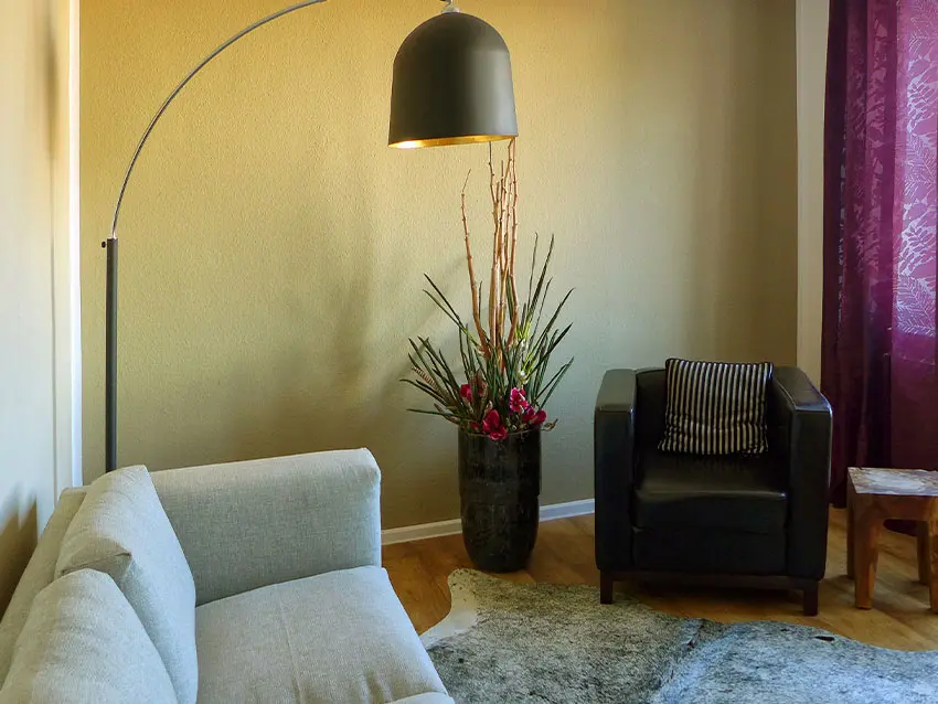 WOWI-FFO-Frankfurt-Oder-Moebliertes-Wohnen-12 Möbliertes Wohnen: Wohnzimmer mit Sofa, Sessel, Stehlampe und Dekoration.