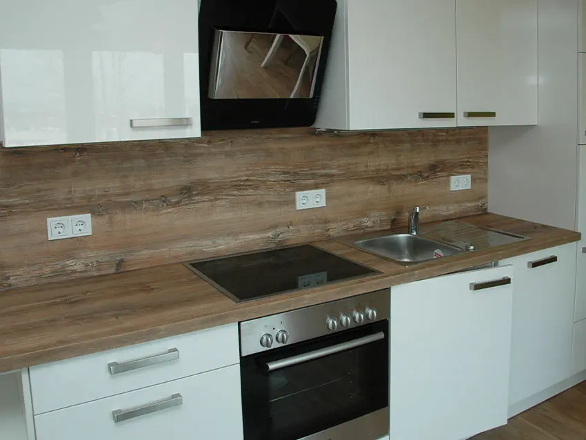 WOWI-FFO-Frankfurt-Oder-Moebliertes-Wohnen-15 Möbliertes Wohnen: Küchenzeile mit Spüle, Herd, Backofen und weißen Schränken.