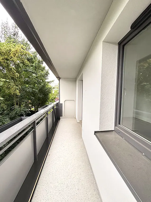 WOWI-FFO-Juri-Gagarin-Ring-16-Innen-3 WOWI Juri-Gagarin-Ring: Innenansicht eines Balkons mit Geländer und Blick ins Grüne.