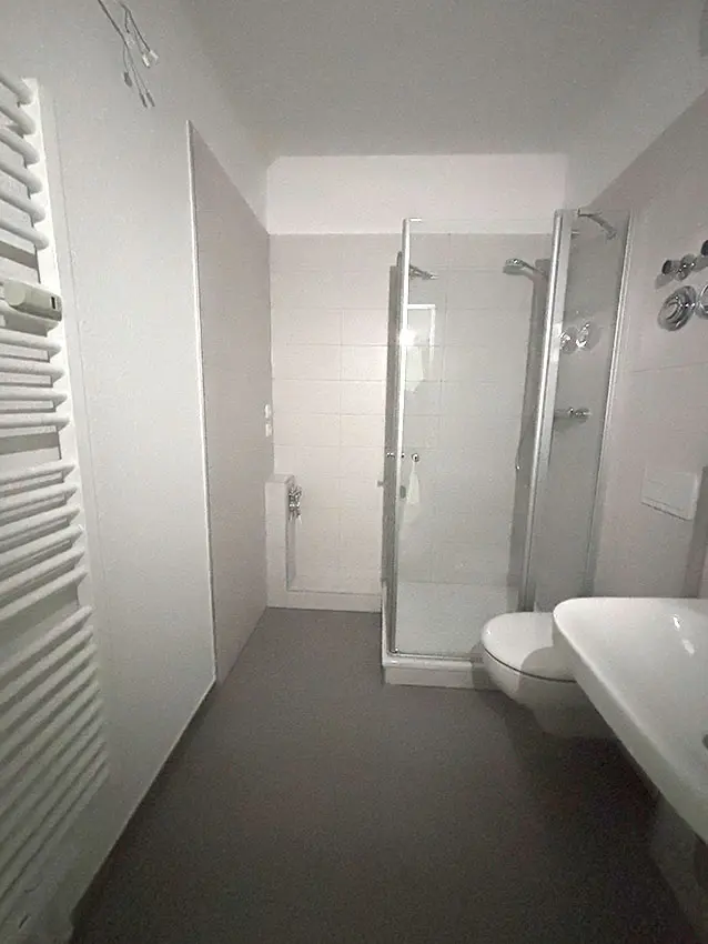 WOWI-FFO-Juri-Gagarin-Ring-16-Innen-4 WOWI Juri-Gagarin-Ring: Innenansicht Badezimmer mit Dusche, Waschbecken und Heizkörper. Wohnzukunft Bad.