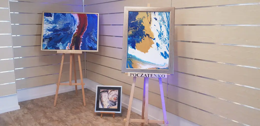 Wander-Atelier der Talente: Drei abstrakte Gemälde auf Staffeleien, bunte Farbverläufe, Talent-Ausstellung.