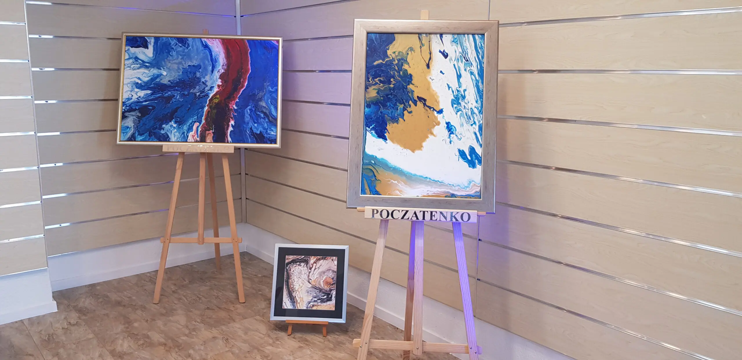 Wander-Atelier der Talente: Drei abstrakte Gemälde auf Staffeleien, bunte Farbverläufe, Talent-Ausstellung.