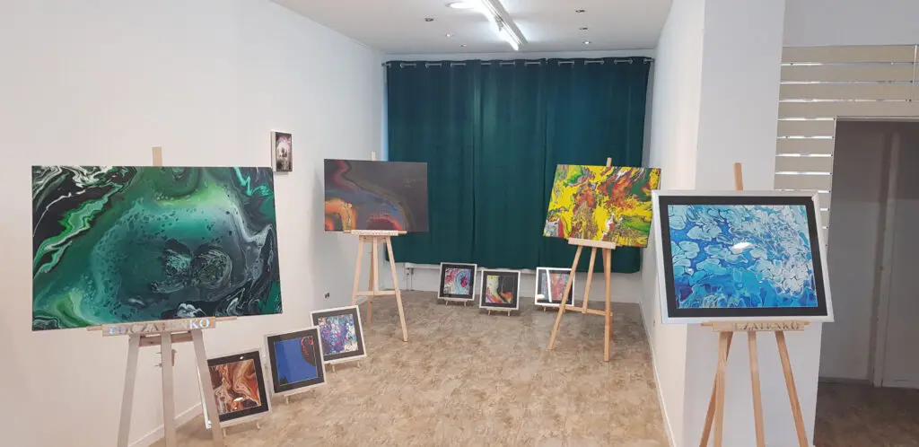 20220106_152954 Wander-Atelier der Talente: Mehrere Kunstwerke, Gemälde auf Staffeleien und gerahmte Bilder in einer Galerie, Talent Atelier.