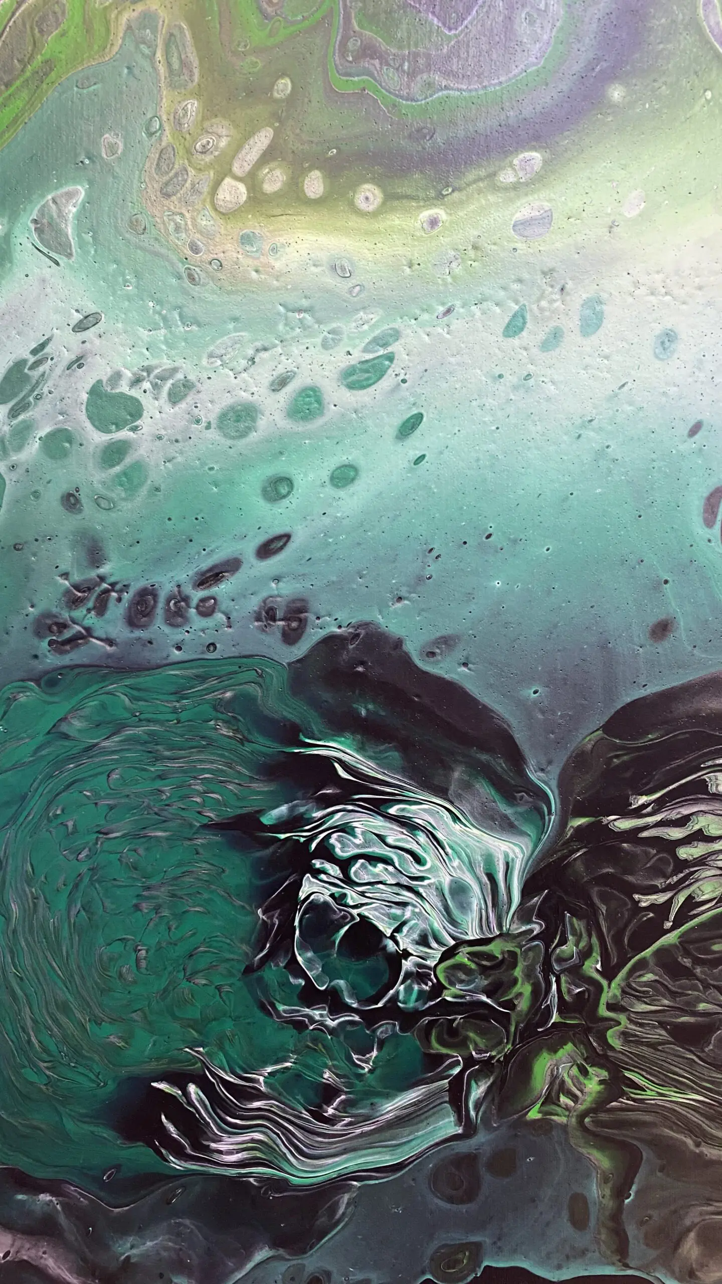 Abstraktes Talent-Atelier Design in Grün- und Schwarztönen, IMG_7144, Farbverläufe und dynamische Fließmuster