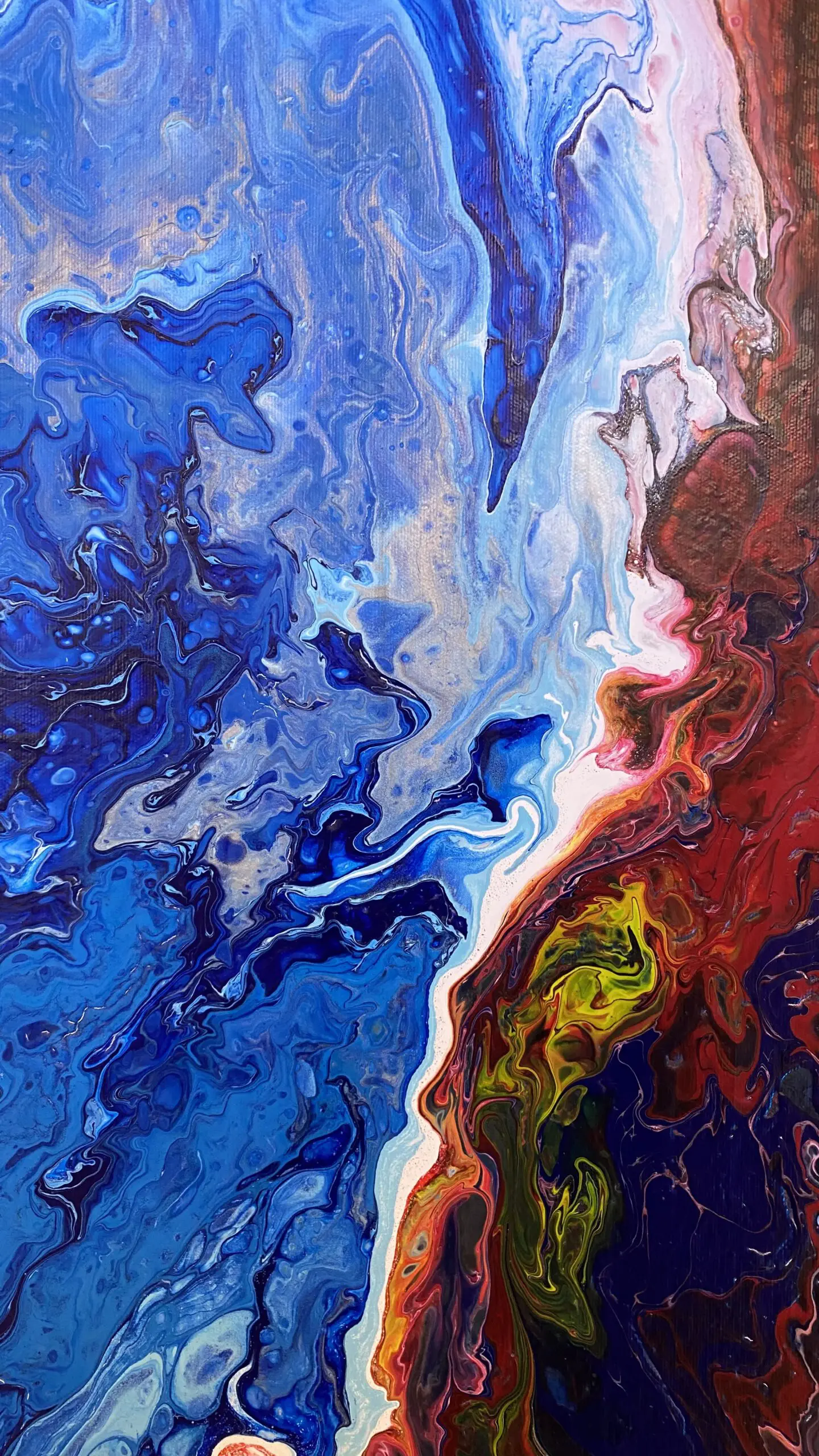 Abstraktes Gemälde mit blauem, rotem und gelbem Farbverlauf, erinnert an ein Talent-Atelier.