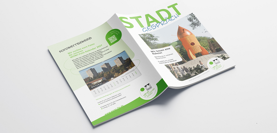 WOWI-Mieter-Magazin MockUp: Doppelseite des Stadtgespräch Magazins mit Fotowettbewerb-Aufruf und Kalender 2027, sowie Illustration einer Rakete.