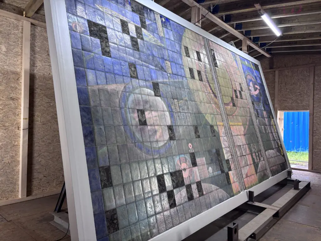Großes abstraktes Fliesenmosaik mit kosmischen Motiven und geometrischen Mustern in blauen und warmen Farbtönen