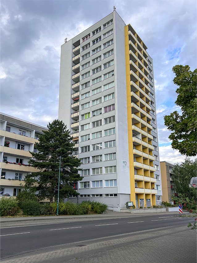 Ein hohes Wohnhaus, Fassade grau, gelbe Balkone, Moskauer Straße, Wohngebiet, Architektur, Gebäude.