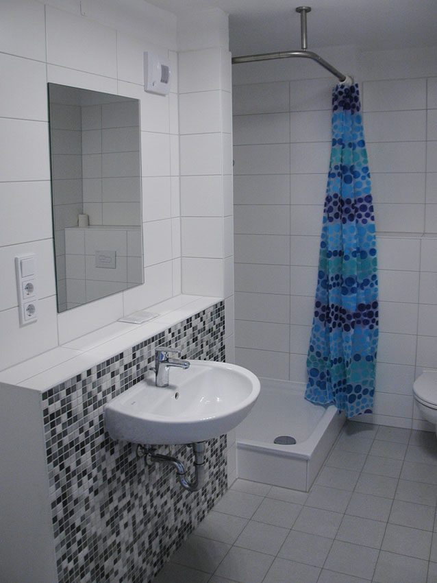 WOWI-Bad mit Dusche, Waschbecken und Spiegel. Möbliertes Wohnen.