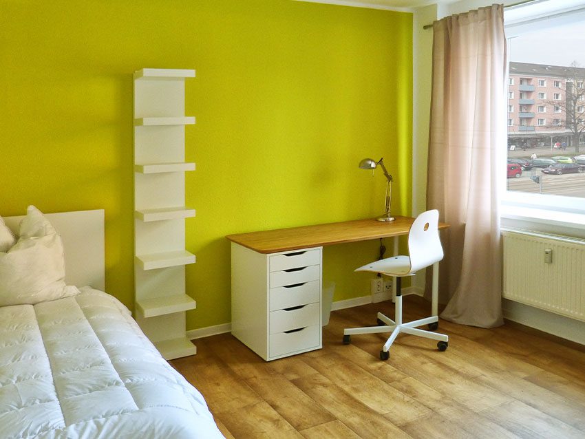 Möbliertes Wohnen: Zimmer mit Bett, Schreibtisch und Regal.