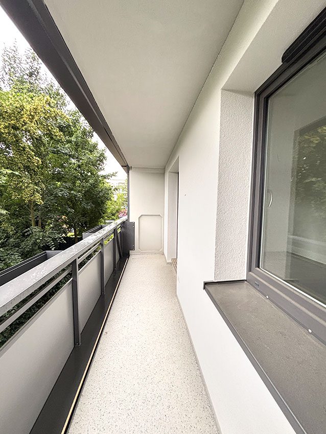 WOWI Juri-Gagarin-Ring: Innenansicht eines Balkons mit Geländer und Blick ins Grüne.