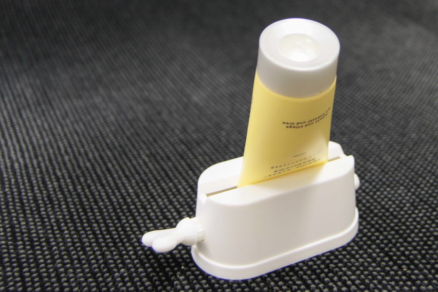 Gelbe Tube in weißer Alltagshilfe. Alltagshilfen, nicht nur für Senioren. Einfache Bedienung, praktische Alltagserleichterung.