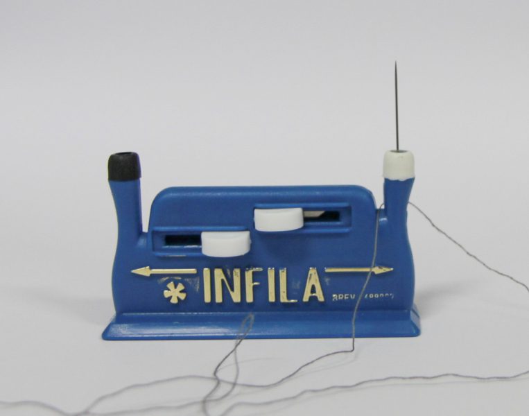 Einfädelhilfe: Blaues Gerät zum Einfädeln von Nadeln, Alltagshilfe für Senioren und Menschen mit eingeschränkter Feinmotorik.