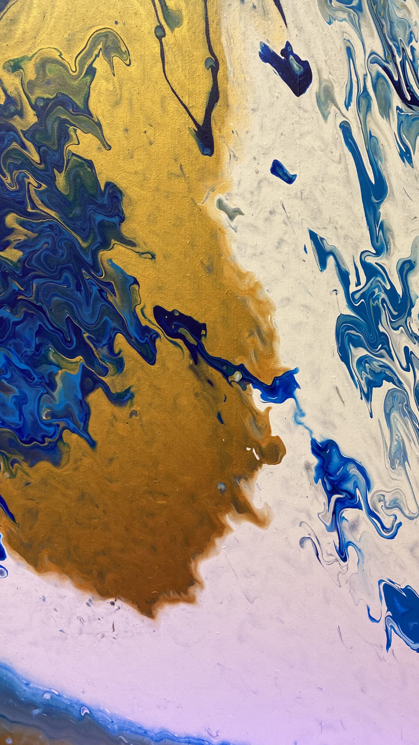 Abstraktes Kunstwerk des Wander-Ateliers: Goldene und blaue Farbe verlaufen ineinander