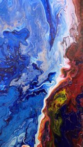 Abstraktes Gemälde mit blauem, rotem und gelbem Farbverlauf, erinnert an ein Talent-Atelier.