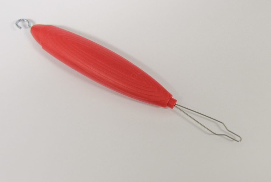 Knopf- und Reissverschlusshelfer: Alltagshilfe mit rotem Griff und Drahtschlaufe zum Knöpfe schliessen und Reissverschlüsse ziehen.