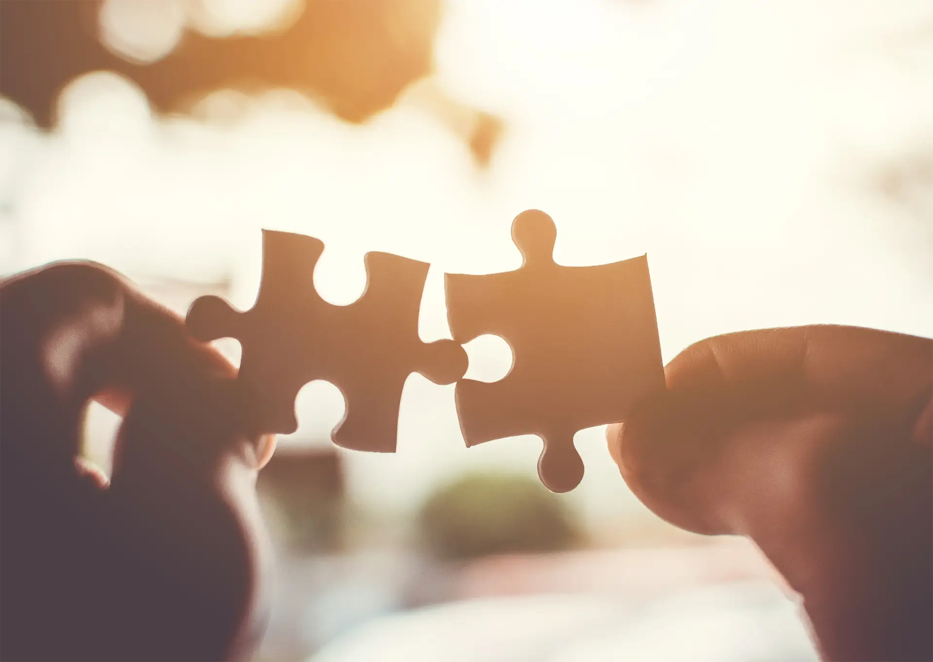 Mietersozialberatung_caritas Mietersozialberatung Caritas: Zwei Puzzleteile werden von Händen zusammengefügt, symbolisch für Problemlösung und Zusammenhalt.