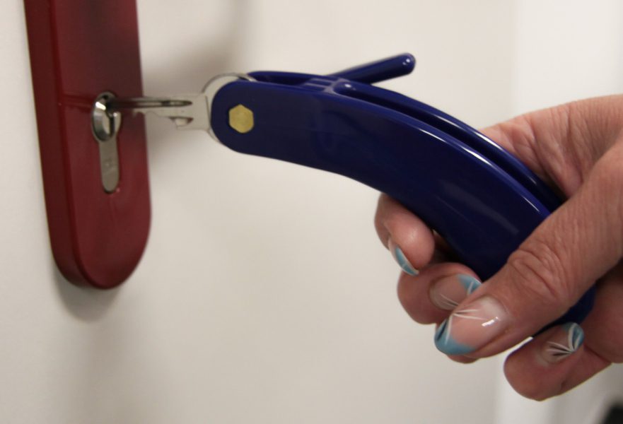 Schlüssel drehen mit Drehgriff: Alltagshilfe für Senioren und Menschen mit eingeschränkter Handfunktion, Schluesseldrehhilfe angewendet.