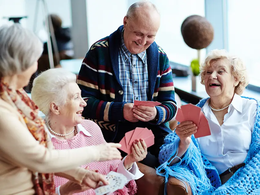 Senioren Senioren spielen Karten, lachen und genießen ihre Freizeit miteinander. Senioren haben Spaß beim Kartenspielen. Senioren