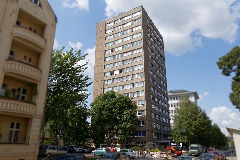 Gubener-Straße-vor-sanierung Gubener Strasse Wohngebäude vor Sanierung: Mehrgeschossiges Gebäude mit vielen Fenstern, Teil der Investition in die Wohnzukunft.