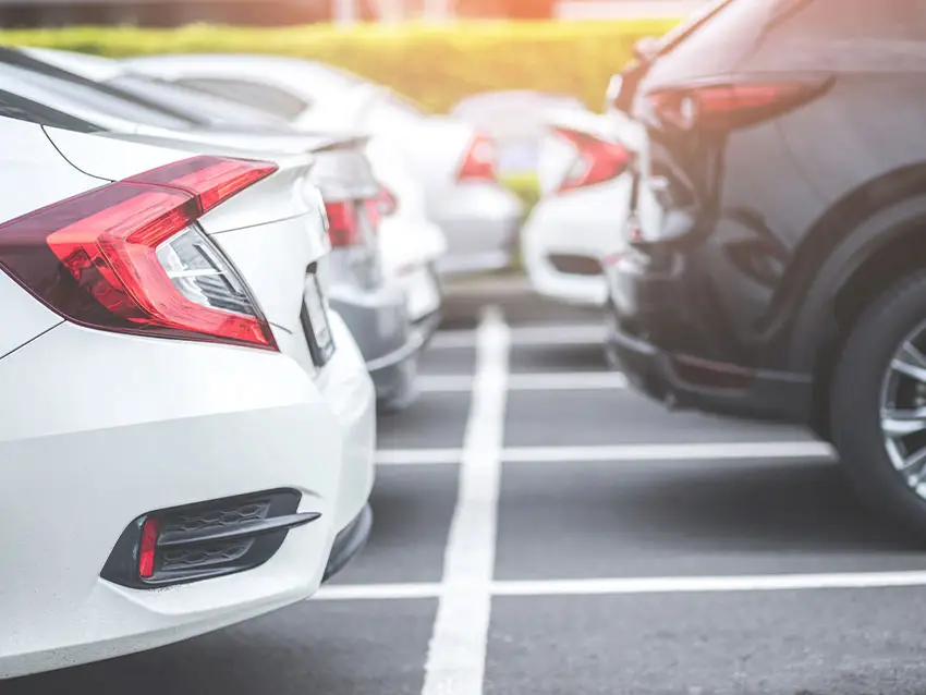 WOWI-FFO-Frankfurt-Oder-Garage-Stellplatz Mehrere geparkte Autos auf einem Stellplatz, Garage mit PKWs, Fokus auf weiße Fahrzeuge.