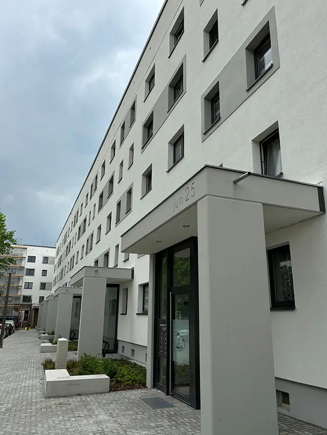 WOWI FFO: A modern apartment building with multiple entrances, each marked with 'Juri 25', showcasing urban Miet-architecture.