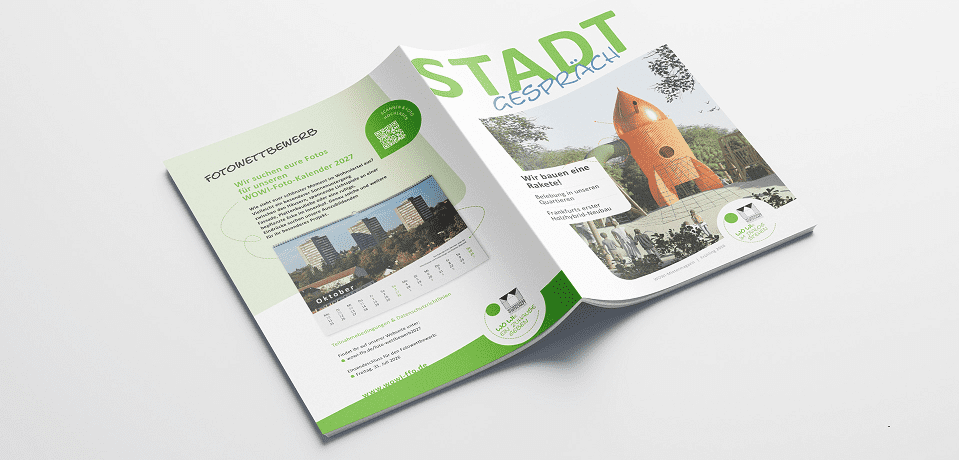 WOWI-Mieter-Magazin MockUp: Doppelseite des Stadtgespräch Magazins mit Fotowettbewerb-Aufruf und Kalender 2027, sowie Illustration einer Rakete.