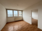Detailansicht - 2 Zimmer mit Blick über die Stadt + Renovierungsbonus!