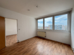 Detailansicht - 2 Zimmer mit Blick über die Stadt + Renovierungsbonus!
