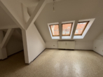 Detailansicht - 2‑Zimmer-Dachge­schoss-Wohnung in Bahnhofsnähe